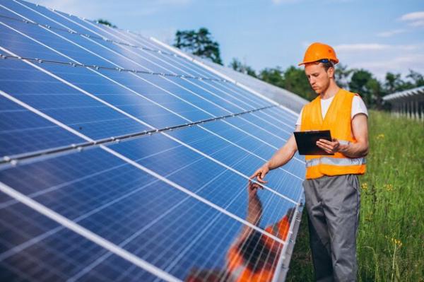 Preço médio da energia solar cai 15% em relação a 2022