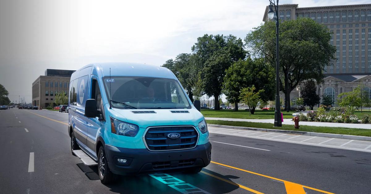 As ruas e estradas que carregam carros elétricos durante o movimento