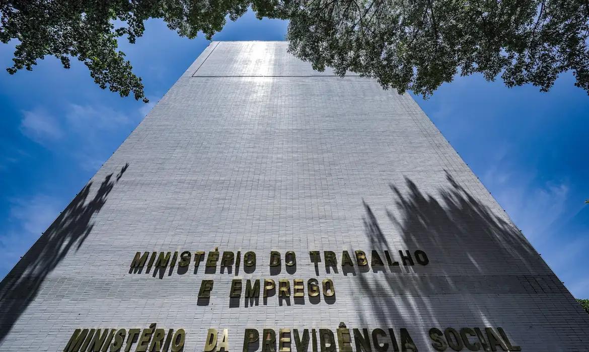 Nova regra exige que empresas avaliem riscos à saúde mental no trabalho